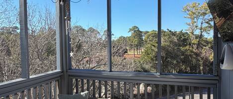 TV connectée, cheminée, écrans d'ordinateur, imprimantes