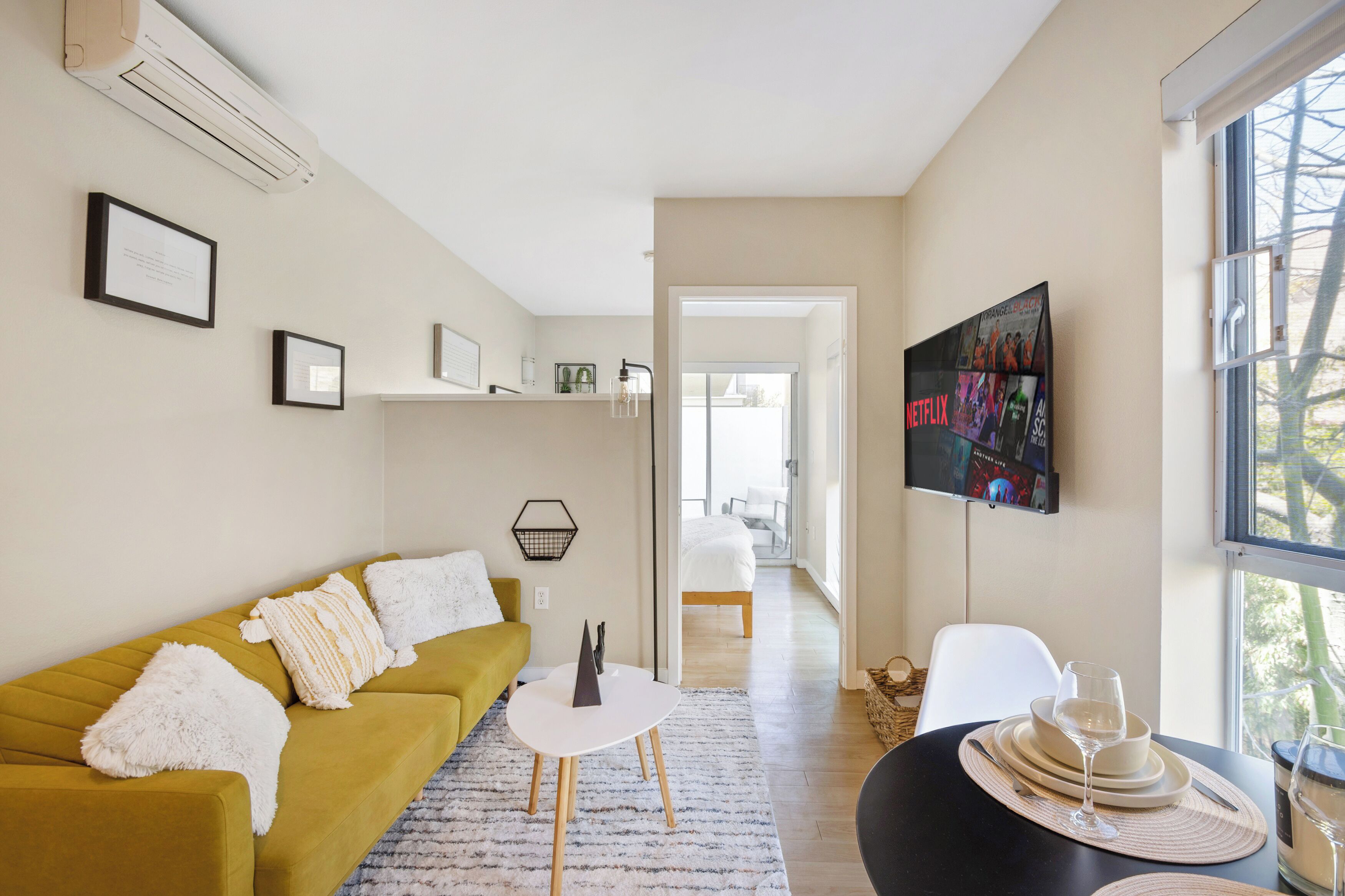 Cozy 1-bedroom apartment in fabulous Santa Monica with Free Parking, AC