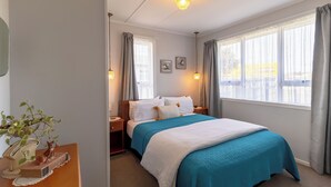 A neatly arranged bedroom with a bed, bedside tables, and a window with curtains. - ◇◇NO CLEANING FEE◇◇
Cottage135 Rotorua - Family-friendly holiday home (Rotorua)