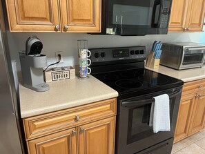 Køleskab, mikrobølgeovn, ovn, kogeplade