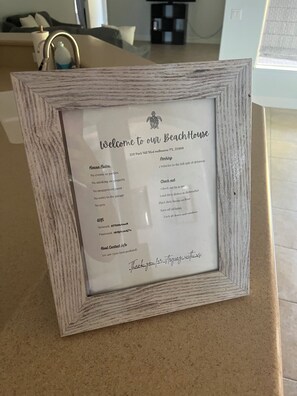 Chuveiro, banheira de hidromassagem, toalhas de banho, sabonete