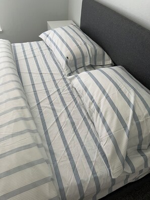 3 quartos, escrivaninha, ferros/tábuas de passar roupa