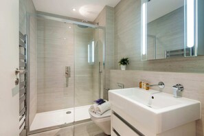 Basic Apartment | Bathroom | Hair dryer, towels, soap, shampoo - Vibrant 2BR Retreat in Baker Street (London)