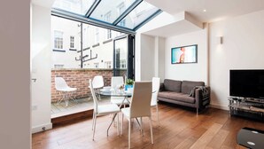 Unclassified image, 5 of 21, button - Vibrant 2BR Retreat in Baker Street (London)