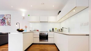 Unclassified image, 2 of 21, button - Vibrant 2BR Retreat in Baker Street (London)