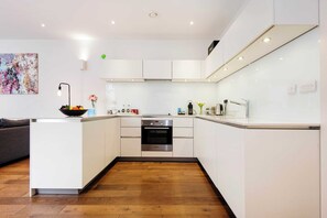 Basic Apartment | Private kitchen | Fridge, microwave, oven, stovetop - Vibrant 2BR Retreat in Baker Street (London)