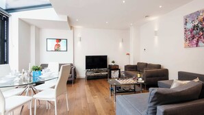 Unclassified image, 4 of 21, button - Vibrant 2BR Retreat in Baker Street (London)