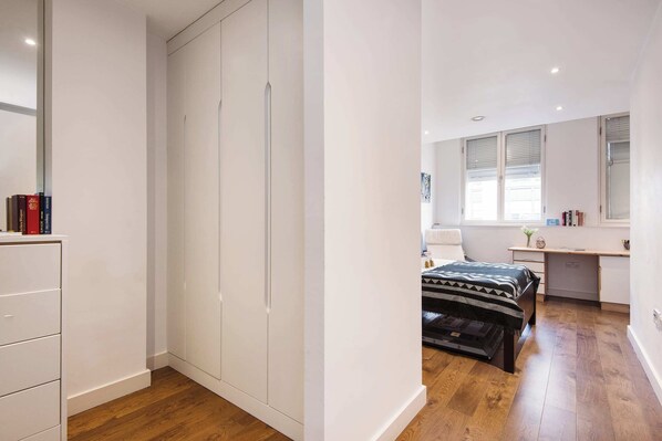 Unclassified image, 1 of 21, button - Vibrant 2BR Retreat in Baker Street (London)