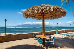 Outdoor dining - RK 909 OceanFront Condo w Beautiful Ocean Views (Lahaina)
