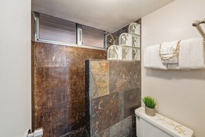 Een haardroger, handdoeken, shampoo, toiletpapier