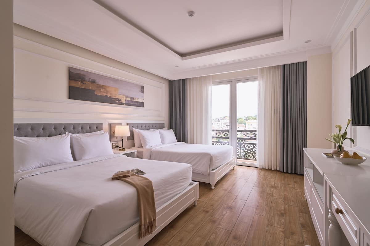Premium Twin Room | Minibar, desk, free WiFi