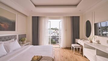 Minibar, desk, free WiFi