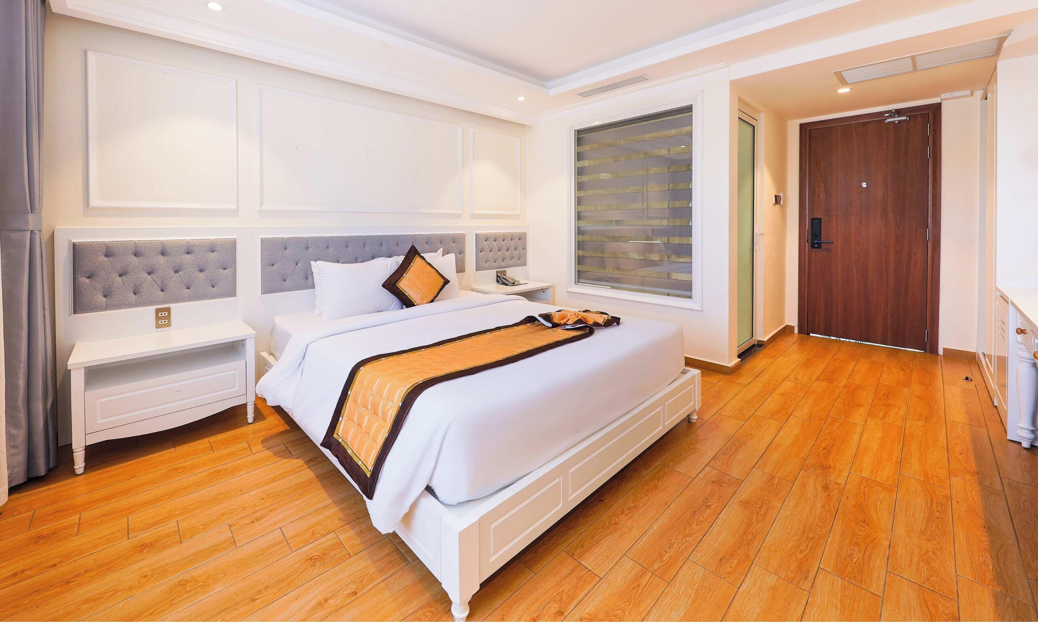 Minibar, escritorio y wifi gratis 