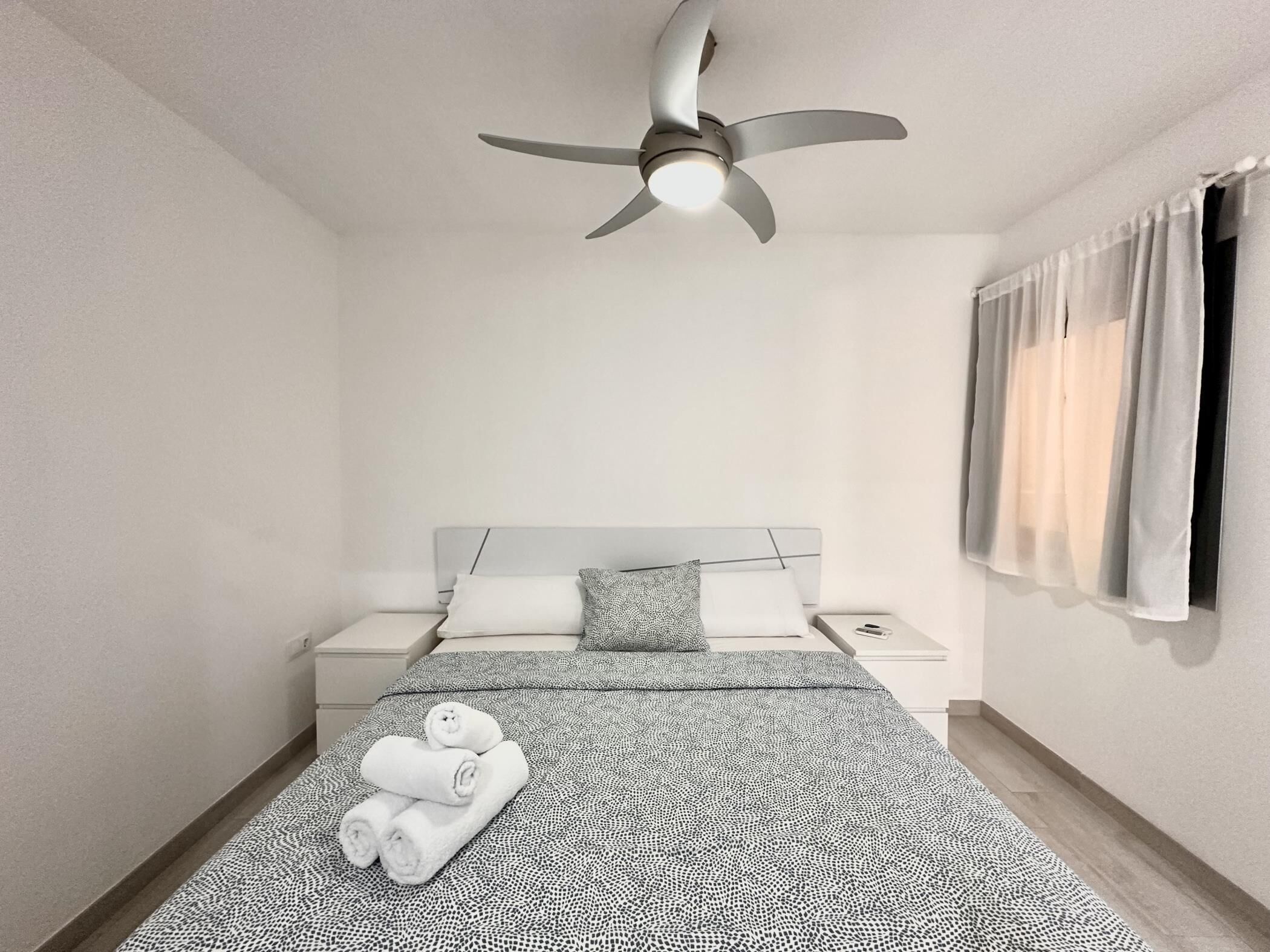 2 slaapkamers, een strijkplank/strijkijzer, internet, beddengoed