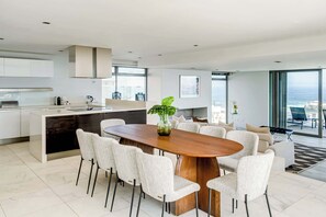 Fridge, microwave, oven, stovetop - Admire the Panoramic Views at Blue Ocean Penthouse (Cape Town)