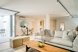 TV, offices - Discover Seaside Charm at Blue Ocean Suite (Cape Town)