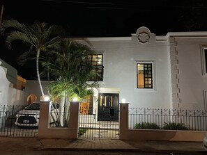 Vista frontal de la propiedad