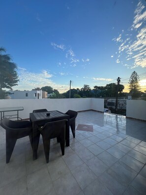 Cortinas blackout, insonorización y tabla de planchar con plancha