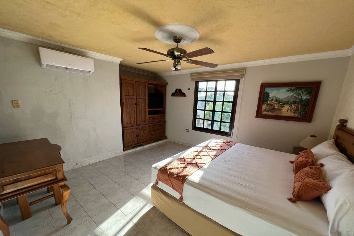 Habitación estándar, 1 cama King size, vista a la ciudad | Cortinas blackout, insonorizaci ón y tabla de planchar con plancha 