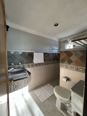 Standard Room, 1 King Bed, City View | Bathroom | Combined shower/bathtub, towels, soap, shampoo - Hotel Casablanca 160 (Mérida)