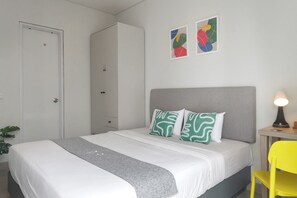 Deluxe-Doppelzimmer | Badezimmer | Dusche, kostenlose Toilettenartikel, Bidet, Handtücher