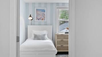 3 bedrooms, desk, iron/ironing board, travel crib