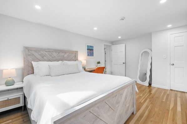 3 habitaciones, escritorio y tabla de planchar con plancha
