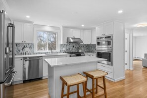 Fridge, microwave, oven, stovetop - Stunning Cape Home Near Chatham (Brewster)