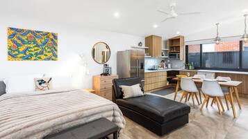 1 slaapkamer, een bureau, een strijkplank/strijkijzer, reisbedje