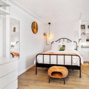 1 chambre, bureau, fer et planche à repasser, lit parapluie