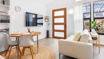 Smart TV, books, stereo