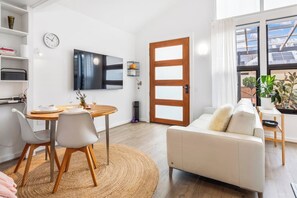 TV connectée, livres, chaîne hi-fi