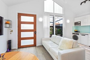 Smart-tv, böcker och en stereo