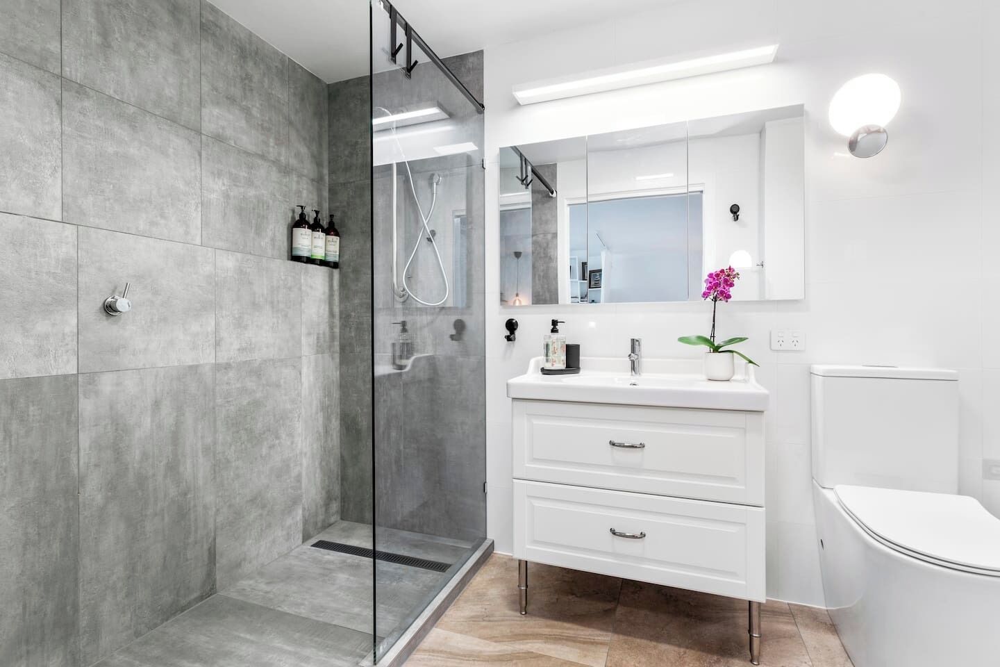 Articles de toilette écologiques, sèche-cheveux, serviettes fournies