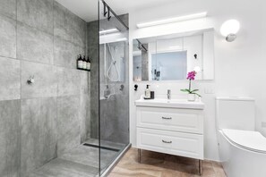 Miljövänliga toalettartiklar, hårtork och handdukar