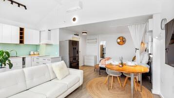 Smart TV, books, stereo