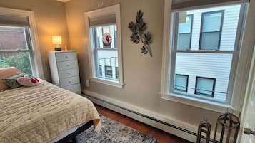 2 bedrooms, desk, iron/ironing board, WiFi