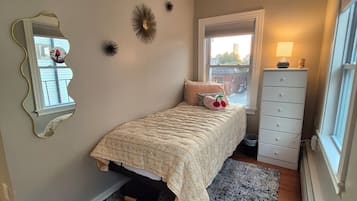 2 bedrooms, desk, iron/ironing board, WiFi