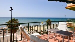 A balcony with a view of the beach and ocean. - Ref: 326 Beach front apartment on the promenade with beautiful sea view (Fuengirola)