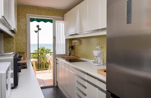 Frigorífico, microondas, horno y lavavajillas