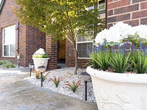 Exterior detail - Spacious four-bedroom house in beautiful Broken Arrow. No cleaning fees! (Broken Arrow)