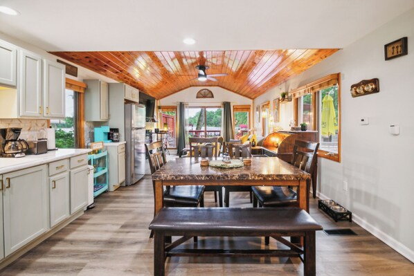 Dining - Cozy lake front cottage in Baldwin, MI with hot tub! (Baldwin)