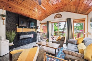 TV, fireplace - Cozy lake front cottage in Baldwin, MI with hot tub! (Baldwin)