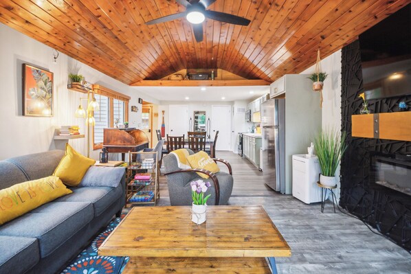 TV, fireplace - Cozy lake front cottage in Baldwin, MI with hot tub! (Baldwin)