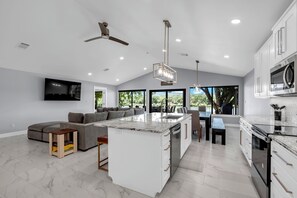 Refrigerador, microondas, horno, placa de cocina