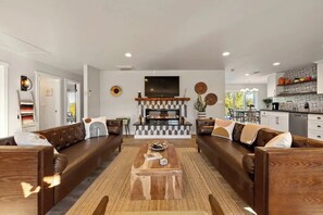 TV, caminetto, libri, impianto stereo