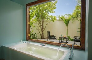 Villa Deluxe, vue jardin | Salle de bain | Baignoire et douche séparées, douche à « effet pluie », sèche-cheveux