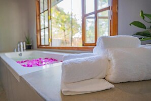 Villa Deluxe, vue piscine | Salle de bain | Baignoire et douche séparées, douche à « effet pluie », sèche-cheveux