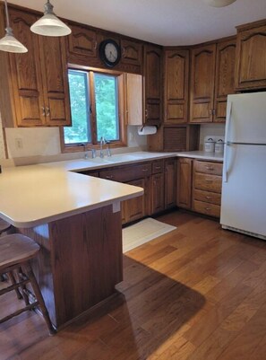 Fridge, microwave, oven, stovetop - Lake Mary House, Alexandria MN
(Alexandria)