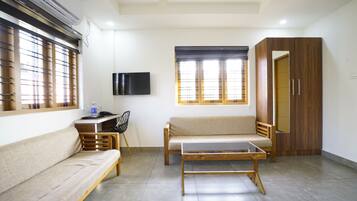 Executive Room | Desk, laptop workspace, free WiFi